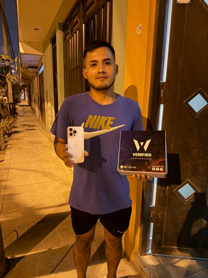 Entrega de iPhone verificado a cliente en Lima