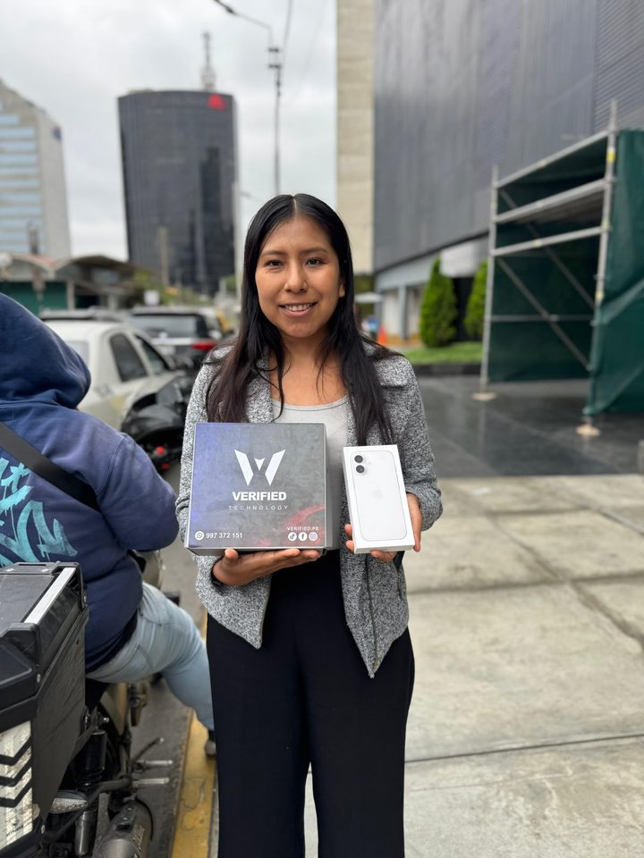 Cliente de Verified Technology con su iPhone reacondicionado