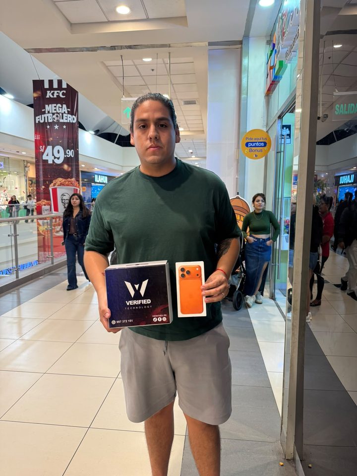Cliente feliz con su iPhone comprado en Verified Technology